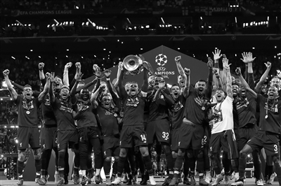 董路批评中国球迷不热爱足球，中国男足多次无缘世界杯，呼吁提升足球热情。（董路称国足球迷缺乏热情：男足屡失世界杯门票，呼吁激发足球热爱）