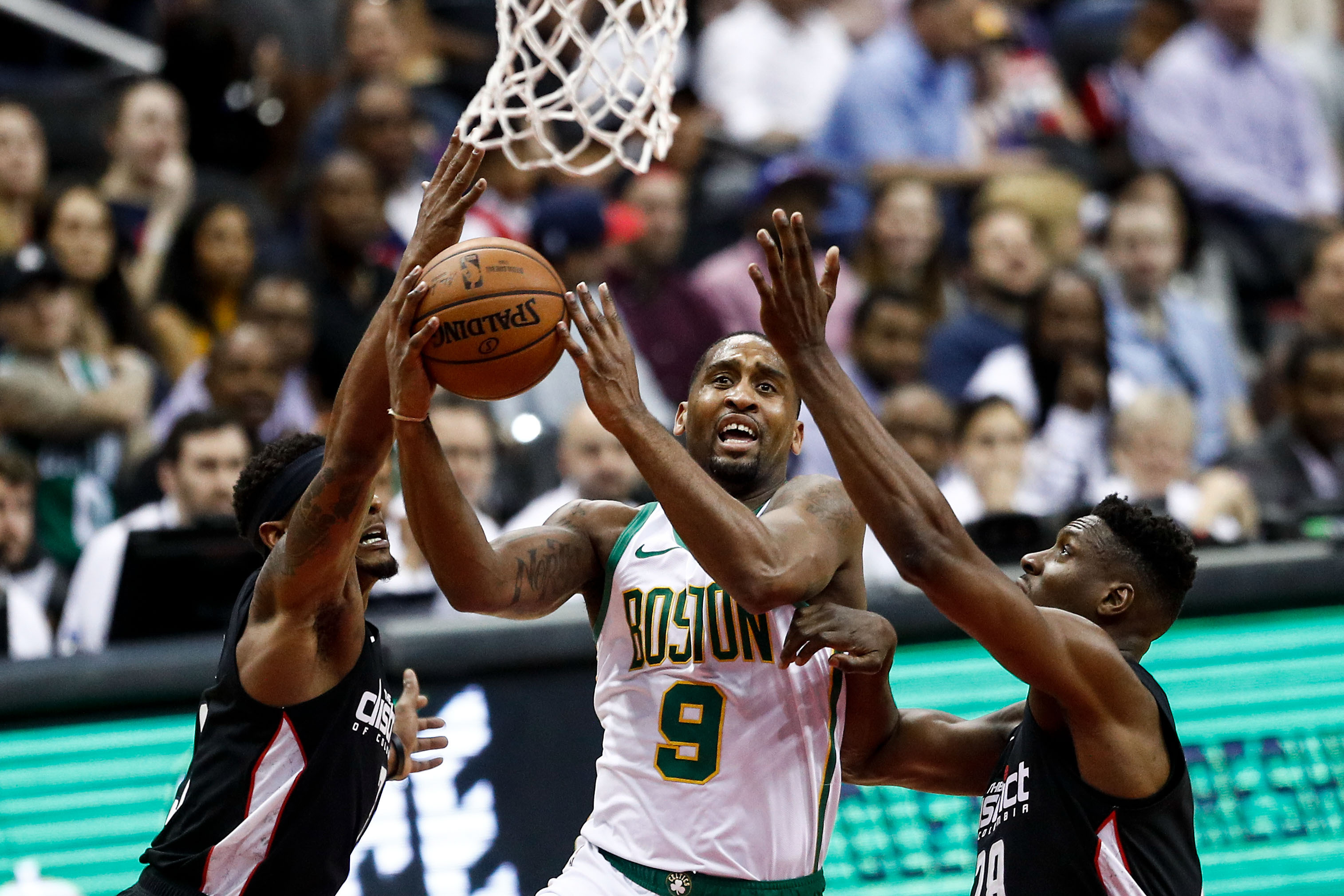 欧冠半场：罗德里戈破门，哈兰德点射，曼城暂2-1皇马（欧冠半场战报：罗德里戈先拔头筹，哈兰德点射回敬，曼城暂以2-1领先皇马）