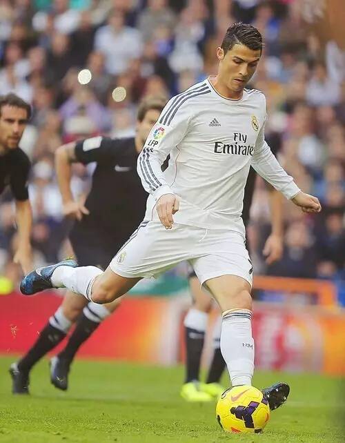 紧跟时事，韩国艺人在热刺vs纽卡看台模仿酷玩乐队观众出轨